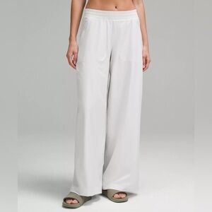 Lululemon Swift Mid Rise Wide Leg Pant Size 6